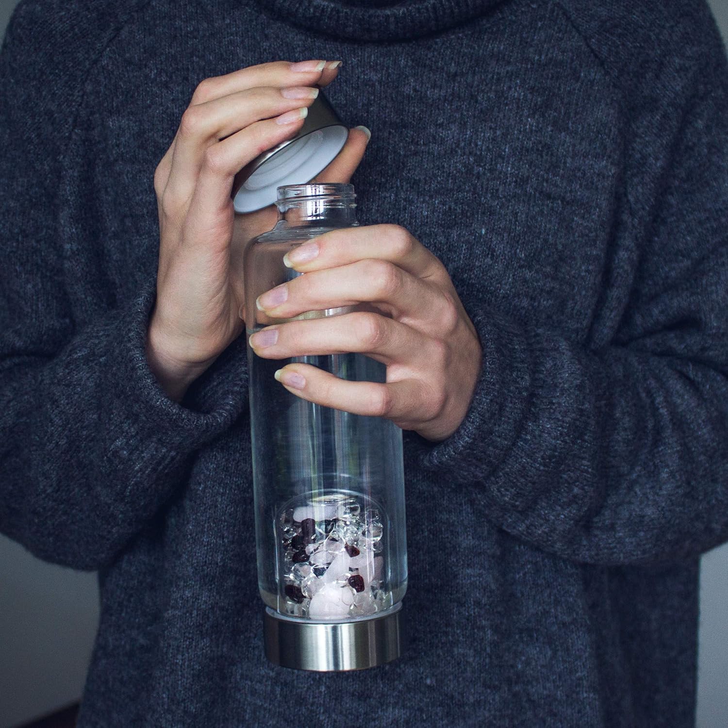 VitaJuwel ViA LOVE - Crystal Water Bottle with Rose Quartz and Garnet